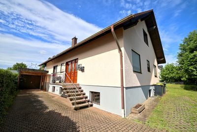 Freistehendes 2-Parteienhaus mit Terrasse, Loggia, Kellerbar + Südwest-Garten in begehrter Wohnlage
