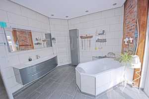 Luxuriöses Wohnen mit 4 abgeschl. Wohnungen und je einer dazugeh. Doppelgarage auf 9.000 m² Grdst. – Wittenberg (Kreis) – Vorschaubild 4