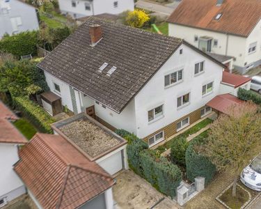 Großzügiges Familienhaus mit Einliegerwohnung, Garten & Ausbaupotenzial in ruhiger Lage