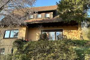 *Einfamilienhaus in Süd-Halbhöhenlage von Calw* 1188m² Grundstück/Garage * S-Bahn Anschluss ab 2025* – Calw (Kreis) – Vorschaubild 1