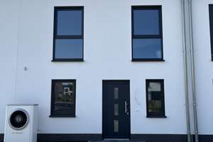 Sarstedt: Modernes 6-Zimmer Reihenhaus mit Terrasse und Garten – Marie-Juchacz-Weg 1a, 31157 Sarstedt – Vorschaubild 1