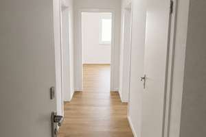 Erstbezug nach umfassender Renovierung – moderne 3-Zimmer-Wohnung mit Balkon in Duisburg-Großenbaum  – Am Golfplatz 40, 47269 Großenbaum, Duisburg – Vorschaubild 2