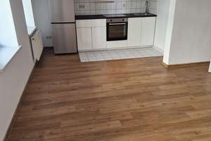 schöne Wohnung mit EBK und Laminatboden
