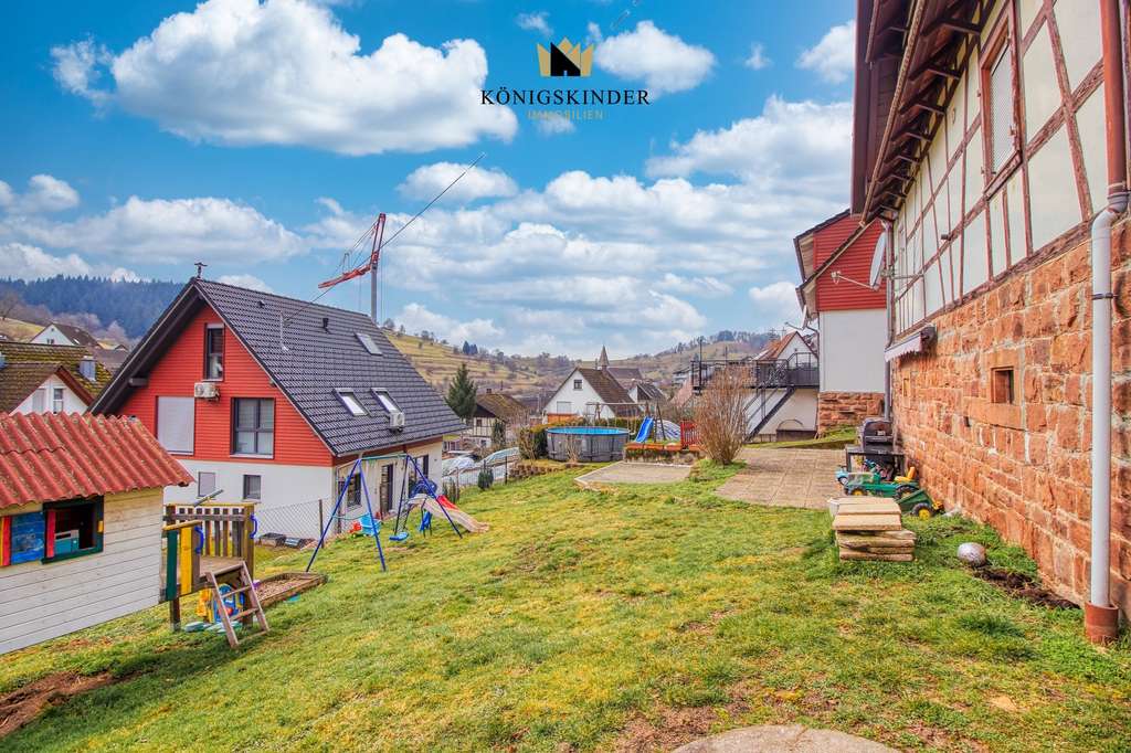 Immobilie in Gernsbach - Zweifamilienhaus mit Garten in ruhiger Lage - Bild 1