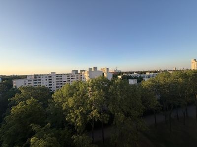 Schnuckeliges Apartment ohne Balkon aber mit Aufzug 
und U-Bahn um die Ecke!