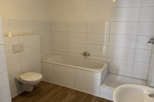 Schöne 2,5-Zimmer-Dachgeschosswohnung zur Miete in Duisburg – Fabrikstr. 8, 47119 Ruhrort, Duisburg – Vorschaubild 3