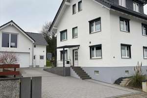 6 Zimmer auf 2 Etagen, Sommergarten & separate Garage – energieeffizient, befristet bis Juli 2027 – Die vollständige Adresse der Immobilie erhältst du vom Anbieter., 65618 Selters (Taunus) – Vorschaubild 1