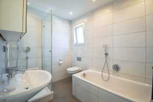 Saniertes Wohnhaus + drei Garagen + extra Baugrundstück zu einem Preis – Würzburg (Kreis) – Vorschaubild 6