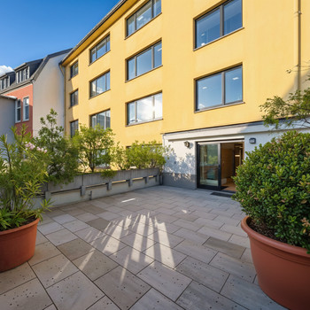 Großzügiges Zuhause für Familien: 6 Zimmer, 2 Bäder, 45 m² Terrasse + Garagen