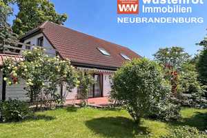 FÜR EINE ODER ZWEI FAMILIEN MIT EINBAUKÜCHEN + KAMINOFEN + DACHTERRASSE+ GARAGE + DOPPELCARPORT – Güstrow (Kreis) – Vorschaubild 1