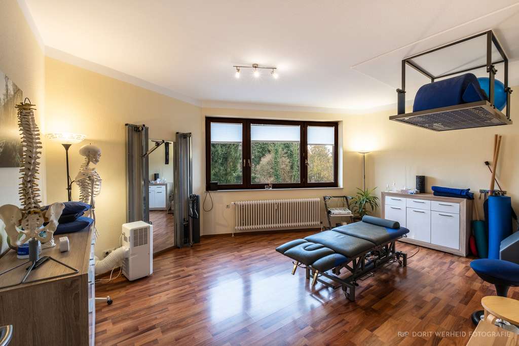 Immobilie in Bergisch Gladbach - „Gut vermietete Praxis/Büro Gewerbefläche in Wohn- und Geschäftshaus zentrale Lage Bergisch Gladbach - Bild 3