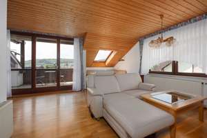 Gepflegte 3-Zimmer-Dachgeschosswohnung mit Balkon und Garage im OT Königsbach!