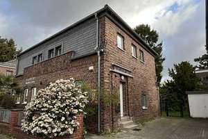 Doppelhaushälfte mit kleinem Garten in Düsseldorf-Lohausen