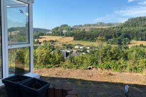 FREISTEHENDES EINFAMILIENHAUS MIT TRAUMHAFTEM FERNBLICK, Wohnen in die Ferien, Altersruhesitz – Auf der Ebest 27, 54550 Daun – Vorschaubild 2