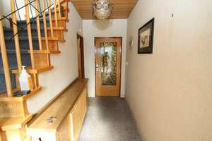 Zweifamilienhaus mit großzügigem Grundstück und Entwicklungspotential in Frankfurt-Harheim – 60437 Harheim, Frankfurt am Main – Vorschaubild 2