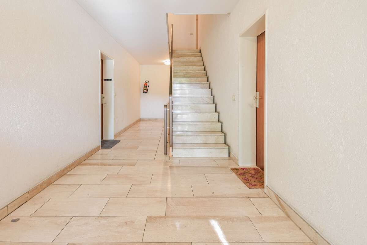 Hilden. Schön geschnittene Wohnung mit großer Dachterrasse, Tiefgaragenstellplatz und Ausbaureserve., Mettmann Kreis – Bild 2