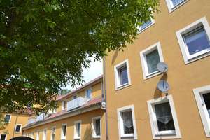 Wohnen im Dreiseiten Anwesen mit Balkon und Einbauküche