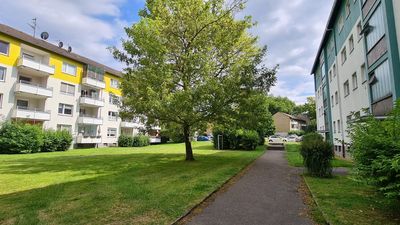 Frisch renovierte 3,5 Zimmer Wohnung mit Balkon!