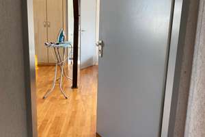 Stilvolle, geräumige und gepflegte 1-Zimmer-Dachgeschoss-Wohnung möbliert direkt am Schillerplatz – Schillerstr. 49, 41061 Gladbach, Mönchengladbach – Vorschaubild 8