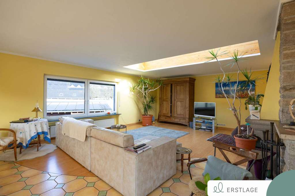 Immobilie in Dörth - GROSSZÜGIGE EIGENTUMSWOHNUNG IN FREISTEHENDEM ZWEIFAMILIENHAUS - Bild 1