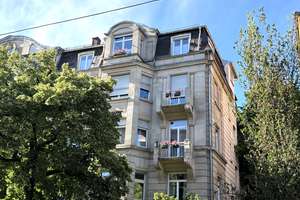 Zeitgemäßes Wohnen mit historischem Flair: 4-Zimmer-Wohnung im 1. OG mit Küchenzeile & 2 Balkone.