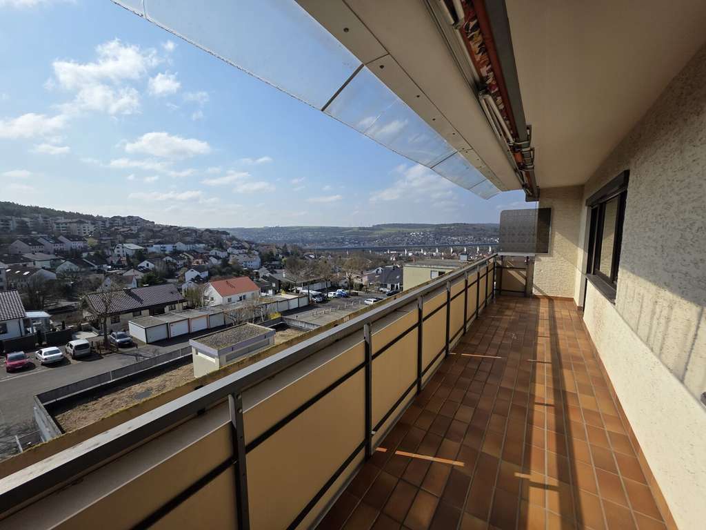 Immobilie in Veitshöchheim - Helle Eigentumswohnung mit Weitsicht, Süd-Balkon und Tiefgaragen-Stellplatz zu verkaufen - Bild 1