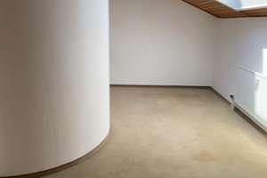Alltagstauglich wohnen in diesem modernisierten Penthouse mit vier Zimmern in Augsburg