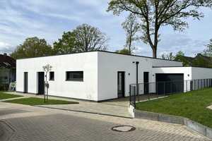 WOHLFÜHLEN IN BIELEFELD - BUNGALOW IM BAUHAUSSTIL MIT LUXUS-AUSSTATTUNG UND VIEL GLAS. – Bielefeld – Vorschaubild 1