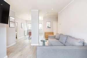 Nahe Rosa-Luxemburg-Platz: 2,5 Zimmer DG-Wohnung im 4. OG, West-Terrasse, Einbauküche, Wannenbad – Schönhauser Allee 186, 10119 Prenzlauer Berg, Berlin – Vorschaubild 5
