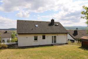 Einfamilienhaus mit  PV-Anlage in attraktiver Hanglage – provisionsfrei für den Käufer – Die vollständige Adresse der Immobilie erhältst du vom Anbieter., 34292 Ahnatal – Vorschaubild 1