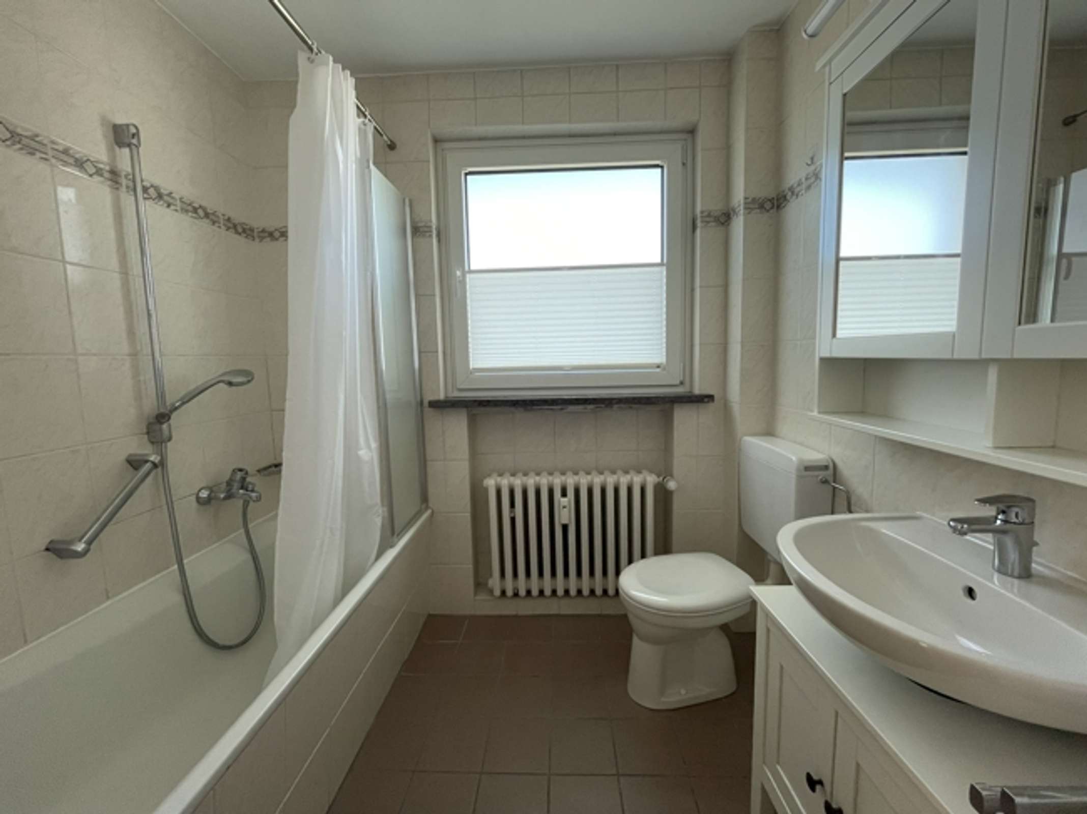 Repräsentatives Zweifamilienhaus mit großem Grundstück in begehrter Lage von Bovenden