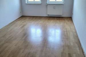 Helle Altbau-Dachgeschosswohnung - mit Aufzug nahe Zentrum.