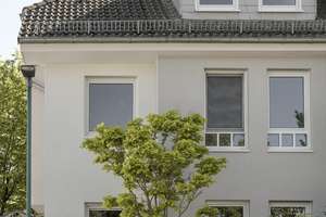Zeitlose Doppelhaushälfte in grüner, ruhiger Lage mit Garten, Garage, Kamin und modernem Wohnkonzept