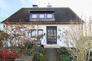 Freistehendes Zweifamilienhaus: 3 Garagen, 1 Carport & Wintergarten  – Die vollständige Adresse der Immobilie erhältst du vom Anbieter., 42579 Heiligenhaus – Vorschaubild 2