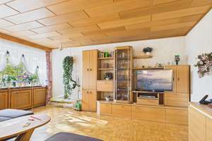 Hier steckt Zukunft drin! 4-Zimmer-Wohnung mit Balkon, Garage und riesigem Potenzial in Karben - OT – 61184 Karben – Vorschaubild 1