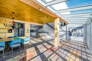 Designer-Maisonette über drei Ebenen mit künstlerischem Flair