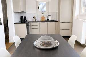 Urban Living Stuttgart-Mitte – möblierte 2,5-Zimmer-Altbauwohnung mit Balkon & Designausstattung