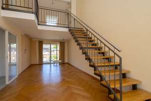 Maisonettewohnung mit Galerie, 2 Balkonen und 2 Tiefgaragenstellplätzen!