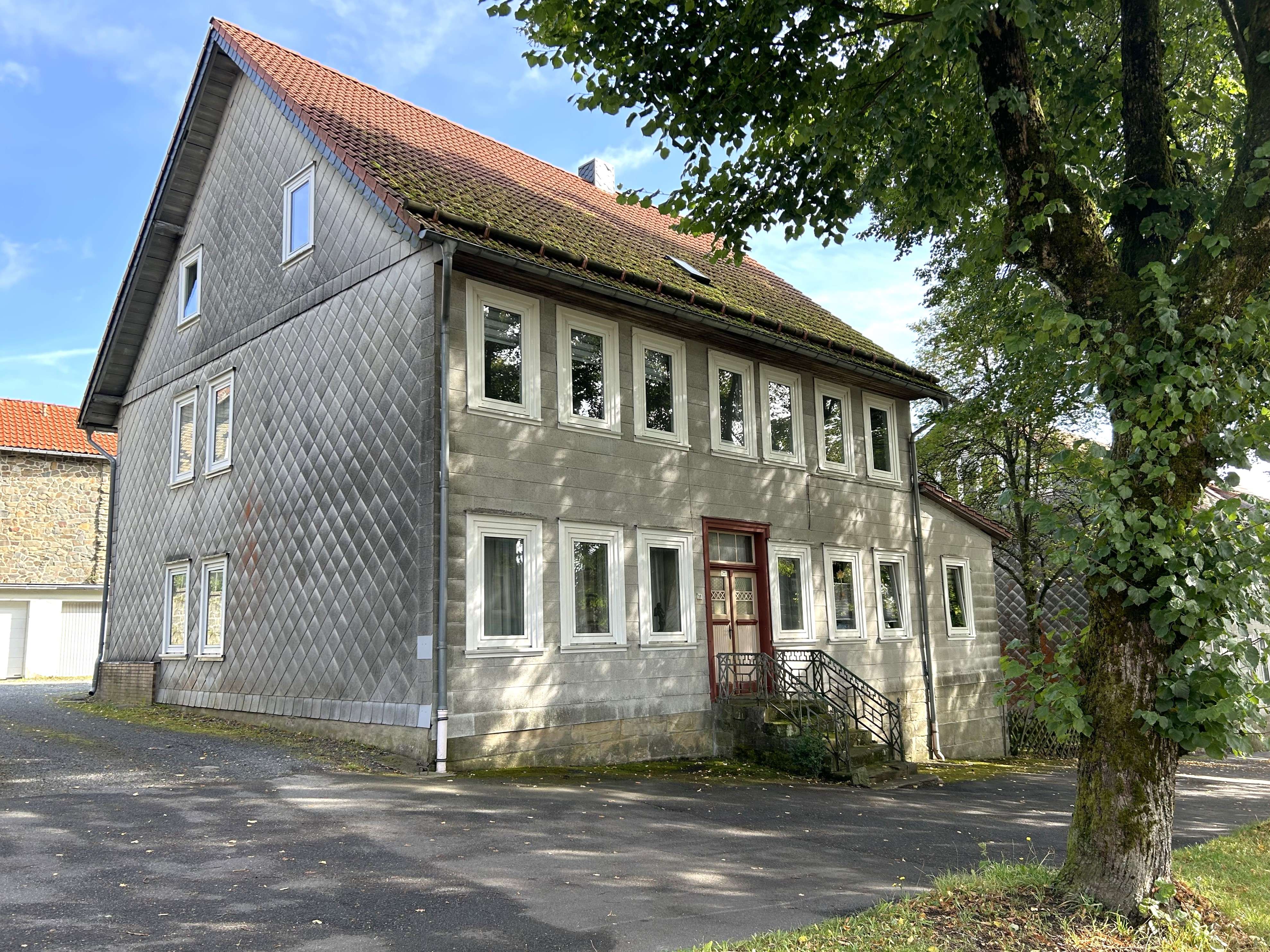 Freistehendes Wohnhaus mit drei Wohnungen und vier Garagen in Zellerfeld, Goslar Kreis – Bild 1