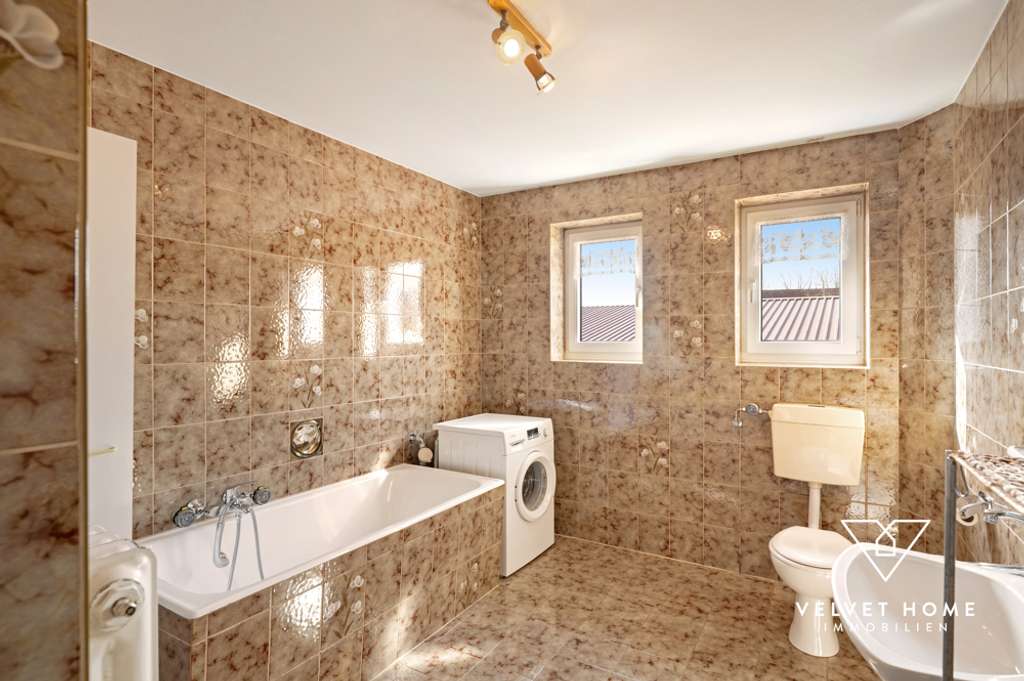 Immobilie in Schrobenhausen - Gepflegtes Einfamilienhaus m. ELW, gr. Grundstück & 2 übergroßen Garagen - zentral in Schrobenhausen - Bild 4