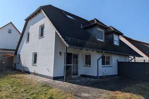 sehr schöne und gepflegte Doppelhaushälfte incl. Einbauküche Garten und Carport zu verkaufen !