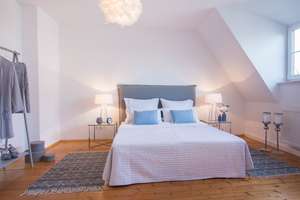 Sehr gemütliche Dachgeschosswohnung mit Wohnküche und Kaminofen – Hiltenspergerstr. 19, 80796 Neuschwabing, München – Vorschaubild 7