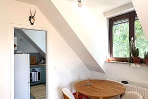 Wunderschöne, 2 Zimmer DG Wohnung mit Balkon (2x) I PKW- Außenstellplatz I Renoviert I Küchenzeile – 60435 Preungesheim, Frankfurt am Main – Vorschaubild 8