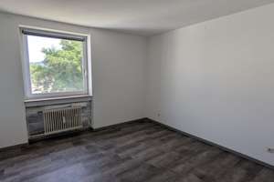 3 Zimmer, 2 Bäder, Mosel-Balkon, Einbauküche, großer privater Keller-Stauraum, Parkplatz – 54292 Nord, Trier – Vorschaubild 8