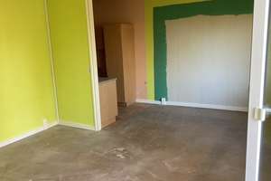 Kleine räumliche Wohnung für Singles 