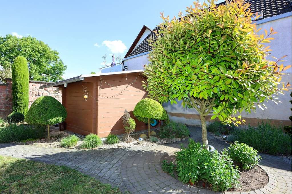 Immobilie in Rheinhausen - Haus der vielen Möglichkeiten – Eigennutzung, Teilvermietung, Ferienwohnungen oder Mehrgenerationenw - Bild 1