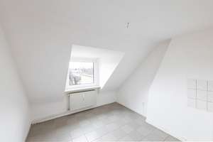 Helle Dachgeschosswohnung mit Einbauküche und Blick ins Grüne in ruhiger Lage von Oberhausen – Bismarckstraße 74, 46047 Borbeck, Oberhausen – Vorschaubild 8