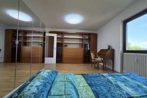 Modern möblierte Dachgeschosswohnung mit Gartenblick, nah an U-Bahn und Ostpark