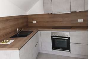 Das Haus im 2021 gebaut. Schöne 3-Zimmer-Wohnung in Koblenz-Karthause – Birkenweg 1 A, 56075 Karthäuserhofgelände, Koblenz – Vorschaubild 3