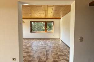 Großzügige 5-Zimmer-Splitlevel-Wohnung mit 153 m², Balkon, Garten und Kaminofen – Kirchweg 8, 75323 Bad Wildbad – Vorschaubild 6